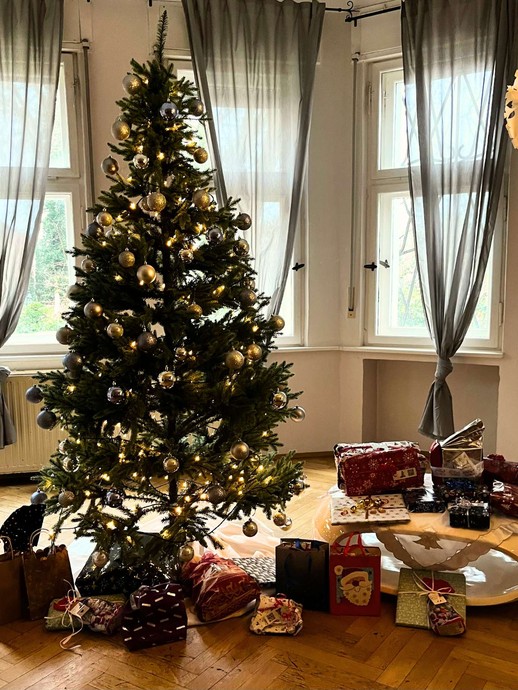 Weihnachtsbaum mit Geschenken (vergrößerte Bildansicht wird geöffnet)