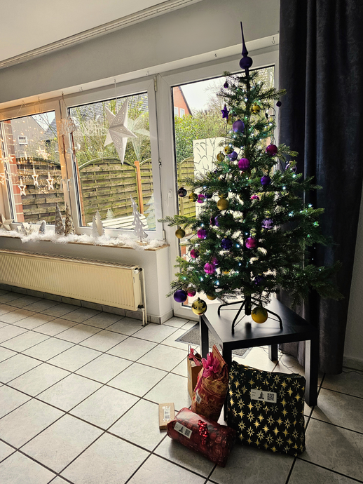 Geschenke unter dem Weihnachtsbaum (vergrößerte Bildansicht wird geöffnet)