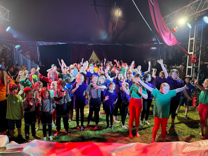 Gruppenbild Kinder und Jugendliche vom Zirkusprojekt (vergrößerte Bildansicht wird geöffnet)