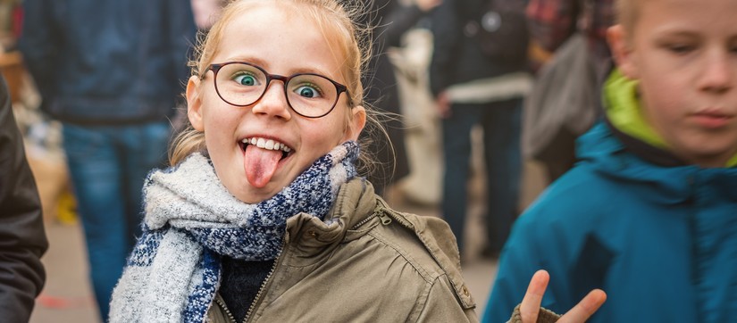Mädchen streckt Zunge raus