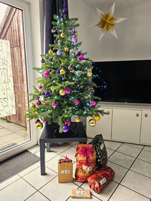 Geschenke unter dem Weihnachtsbaum (vergrößerte Bildansicht wird geöffnet)